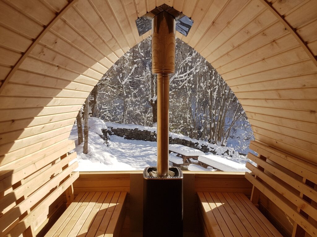 Sauna Spa La Jarbelle en été vu de l'intérieur - les orres - hautes alpes