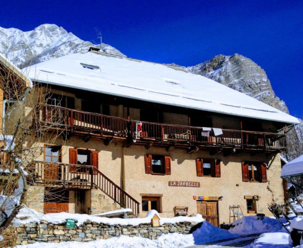 Gîte la Jarbelle en hivers Façade avant du gîte de la Jarbelle en hivers - les orres - hautes-alpes